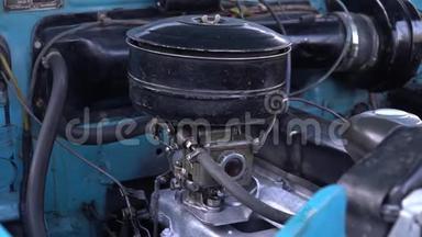 旧化油器<strong>发动机</strong>使用复古蓝色<strong>汽车</strong>。 旧<strong>汽车发动机</strong>舱的视图。